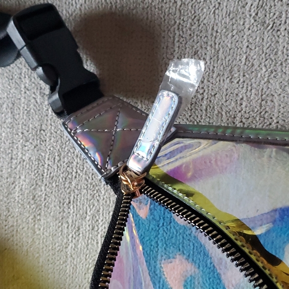 LD Iridescent Vinyl Fanny Pack New - Picture 4 of 5